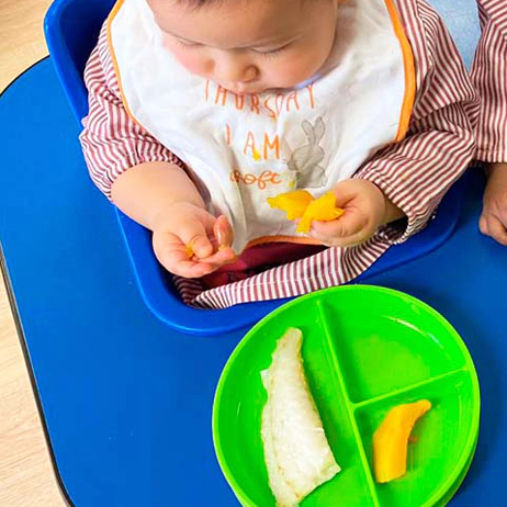 Niño comiendo en la Escuela infantil