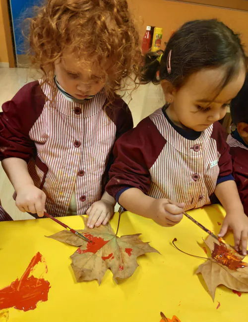 Niñas realizando actividades de otoño en la Escuela Infantil